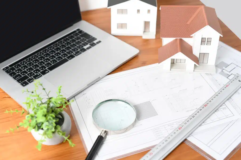 Compte rendus de diagnostics immobiliers sur un bureau.