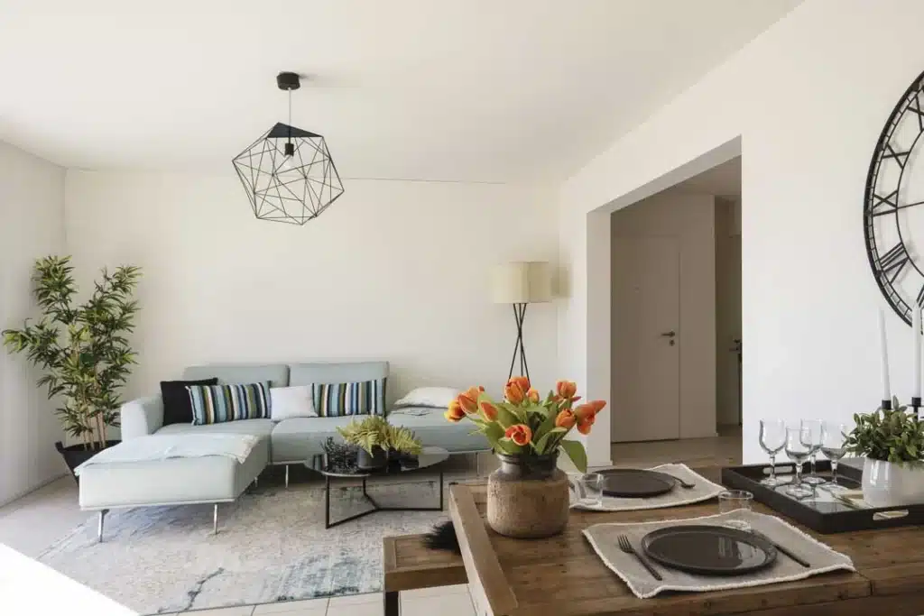 Salon ayant bénéficié de home staging, très bien amménagé